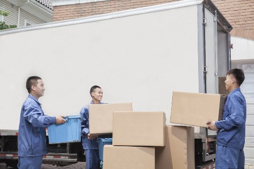 Careful loading and unloading support for a removal van in Kingston
